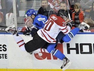 Hokejista Kanady Boone Jenner a Fín Markus Granlund v súboji počas zápasu B- skupiny na majstrovstvách sveta hokejistov do 20 rokov v kanadskom Edmontone v decembri 2011.