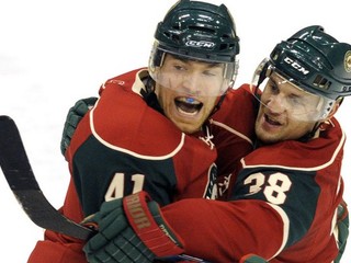 Slovák Pavol Demitra (vpravo) z Minnesota Wilds sa teší so spoluhráčom Martinom Škoulom z ČR zo Škoulovho víťazného gólu v zápase s Los Angeles Kings v marci 2008.