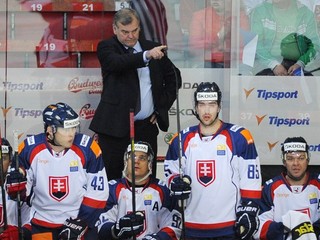 Tréner Vladimír Vůjtek dáva pokyny. Zo štvrtkového zápasu v Prahe, ktorý sme vyhrali 3:2.