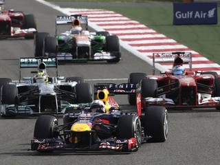 Vettel zopakoval v Bahrajne triumf, druhý skončil Räikkönen
