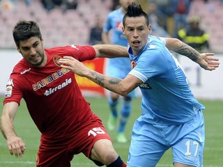Futbalista Cagliari Luca Rossettini (vľavo) a hráč Neapolu Slovák Marek Hamšík bojujú o loptu v zápase 33. kola Serie A v Neapole.