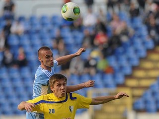 Hráč Slovana Bratislava Kamil Kopúnek (vľavo) a Tomáš Marček z Myjavy.