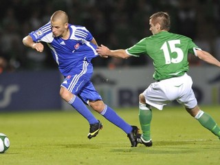 Vladimír Weiss ml. v súboji s Niallom McGinnom.