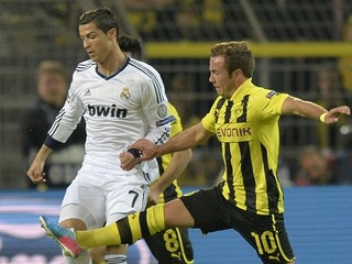 Mario Götze v súboji s Cristianom Ronaldom
