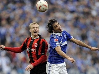 Hráč Eintrachtu Frankfurt Sebastian Rode (vľavo).