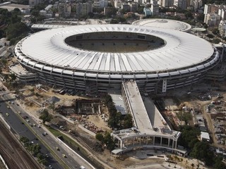 Letecký pohľad na novú strechu štadióna Maracana.