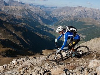 Hans Rey (1966)Jedna z najvplyvnejších postáv disciplín bike trial a extrémny mountain biking.Vlastným menom Hansjörg Rey, pochádza zo Švajčiarska, posledných dvadsaťpäť rokov žije v USA. Jazdí od konca 70. rokov, získal množstvo cien v disciplíne tri