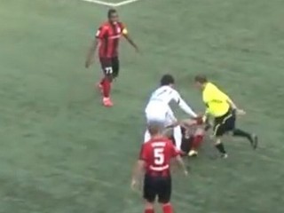 Čečenský rozhodca sotil a kopal hráča, ako arbiter skončil