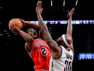Jimmy Butler (vľavo) zo Chicaga a Reggie Evans z Brooklynu.