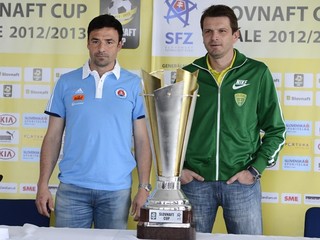 Tréneri finalistov s trofejou.