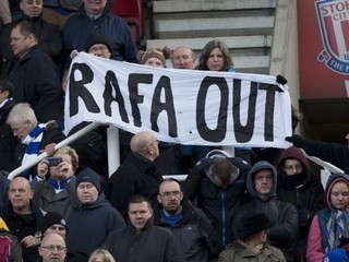 Fanúšikovia Chelsea držia transparent proti trénerovi klubu Rafovi Benitezovi s nápisom "Rafa preč" počas zápasu Premier League medzi Stoke City a Chelsea Londýn 12. januára 2013 v Stoke.