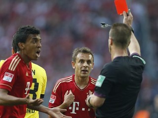 Rafinha (v strede) videl červenú kartu za zákrok na Blaszczykowského.