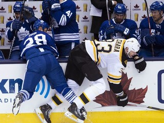 Zdeno Chára (vpravo) a útočník Toronta Colton Orr v zápase Toronto Maple Leafs - Boston Bruins v noci na štvrtok 9. mája.