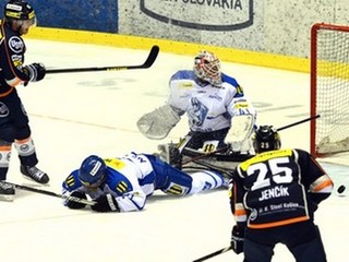 Vľavo hráč Košíc Marcel Haščák, vpravo jeho spoluhráč Richard Jenčík pred brankárom Popradu Robertom Slipčenkom v zápase 47. kola hokejovej Tipsport extraligy.