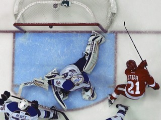 Tatar strieľa gól.