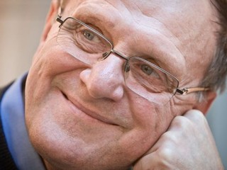 Narodil sa v roku 1953 v Bratislave. Vyštudoval FTVŠ Univerzity Komenského (odbor telesná výchova a angličtina).  Bol hokejovým brankárom viacerých klubov, neskôr sa stal trénerom a funkcionárom (viceprezident Slovenského zväzu ľadového hokeja). Ako t