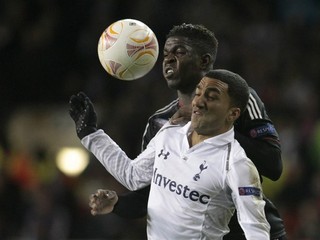 Samuel Umtiti (v čiernom drese) v súboji s Aaronom Lennonom.