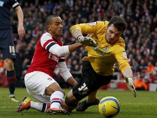 Útočník Arsenalu Theo Walcott (vľavo) a brankár Blackburnu Jake Kean.