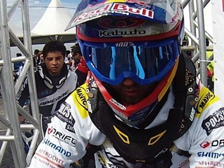 Dolu schodmi Santosu. Náš cyklista Polc ovládol mestský zjazd