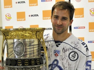 Dominik Graňák bol vlani tretím Slovákom s Gagarinovým pohárom, pred ním ho získali Roman Kukumberg s Kazaňou (2010) a Tomáš Starosta s Ufou (2011).