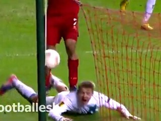 Suárez skáče na slovenského obrancu.