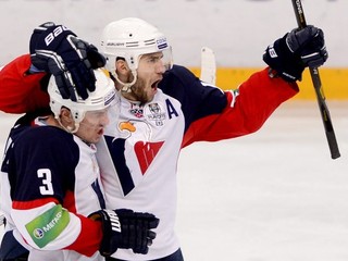 Roman Kukumberg sa teší zo svojho gólu, prihrával mu  Martin Štajnoch (vľavo).