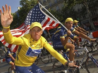 Armstrong sa s vládou nedohodol, čelí žalobe z podvodu