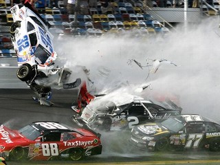 Nehoda monopostu v Daytone si vyžiadala 28 zranených divákov