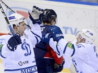 Dominik Graňák strelil v nedeľu Slovanu tretí gól, teší sa s ním spoluhráč Dinama Moskva Denis Kokarev (vpravo) .