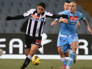 Futbalista Udinese Luis Muriel (vľavo) a hráč Neapola Paolo Cannavaro.