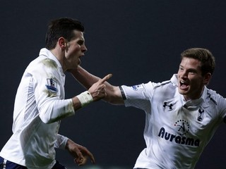 Hráči Tottenhamu Gareth Bale (vľavo) a Jan Vertonghen.