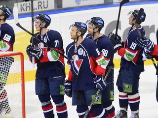 Hokejisti Slovana sa pred vlastnými fanúšikmi  lúčili so sezónou v KHL.