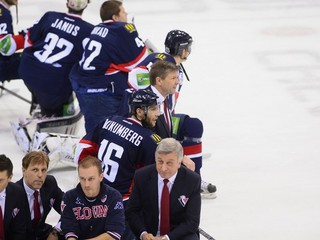 Hráči a tréneri Slovana sa poďakovali divákom za podporu.