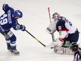 Jakub Petružálek strieľa na bránku Jaroslava Janusa.