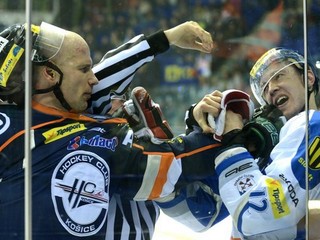 Obranca Košíc Martin Štrbák v súboji s krídelníkom Popradu Jurisom Štalsom.