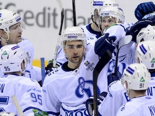 Dominik Graňák (v strede) s mužstvom Dinama Moskva obhajuje prvenstvo v Gagarinovom pohári.