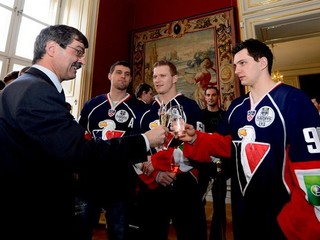 Primátor Bratislavy a hokejisti Slovana Libor Hudáček, Milan Bartovič a Ivan Švarný (sprava).