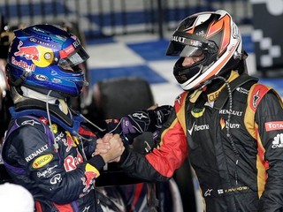 Sebastian Vettel (vľavo) blahoželá víťazovi Veľkej ceny Austrálie Kimimu Räikkönenovi.