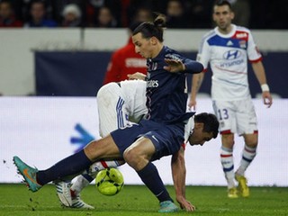Ibrahimovič skočil na hlavu súperovi, kartu nedostal