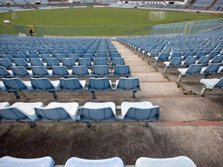 Vláda chce postaviť futbalový štadión a 10 hokejových