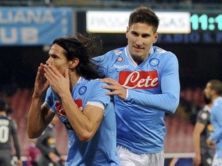 Cavani oslavuje prvý gól zápasu.