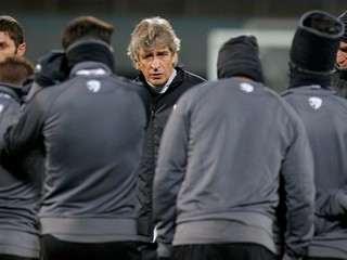 Tréner Manuel Pellegrini na tréningu Malagy.