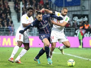 Zlatan Ibrahimovič (v strede) v súboji s futbalistami Brestu.