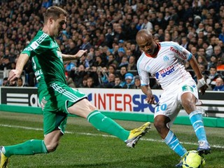 K hráčovi Marseille Andremu Ayewovi pristupuje obranca St. Étienne  Francois Clerc.