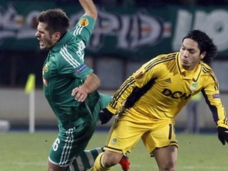 Hráč Rapidu Viedeň Michael Schipelsberger (vľavo) a Juan Manuel Torres z Charkova v zápase Ligy majstrov.