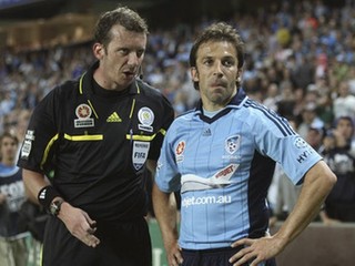 Del Piera v Austrálii okopávajú, tréner žiada jeho ochranu