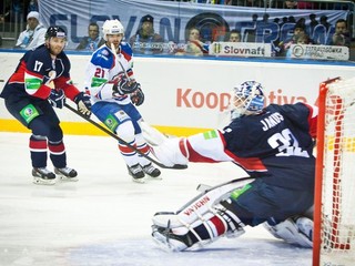 Brankár Slovana Jaroslav Janus (vpravo) počas zápasu KHL medzi Slovanom Bratislava a Levom Praha.