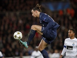 Domáci futbalista Paríž St. Germain Zlatan Ibrahimovič spracuváva loptu počas zápasu A-skupiny 6. kola futbalovej Ligy majstrov proti FC Porto v decembra 2012.