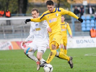 Matúš Mikuš z FC Nitra (vľavo) a Pavol Kosík z Spartak Myjava (vpravo) počas 15. kola futbalovej Corgoň ligy medzi FC Nitra - Spartak Myjava.