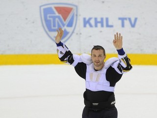 Ľubomír Višňovský sa lúčil s fanúšikmi po nedeľňajšom zápase s Magnitogorskom, ale mal by nastúpiť aj v utorňajšom stretnutí proti Čeľabinsku.